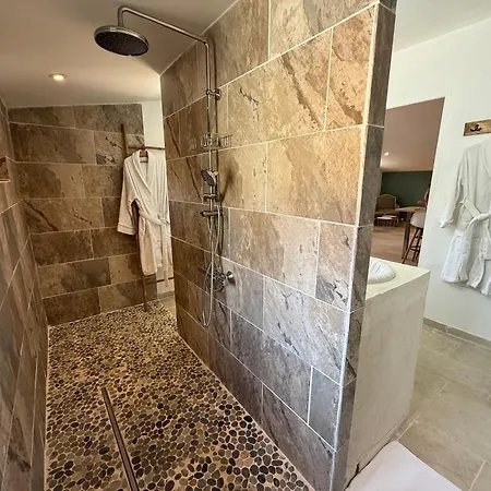 Des Baux Bed & Breakfast